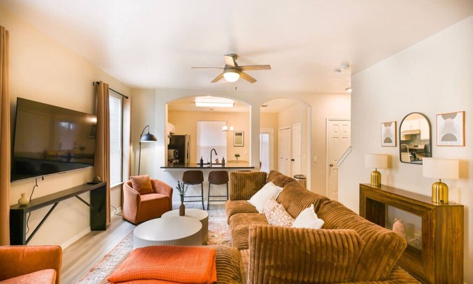 Austin Apartment | Live Music | BBQ | Games | Patio | Gym Equipment