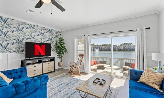 North Charleston House | ⭐Live on the Water! Lake Palmetto Palm w/Patio - 10Min to Downtown & Beaches⭐