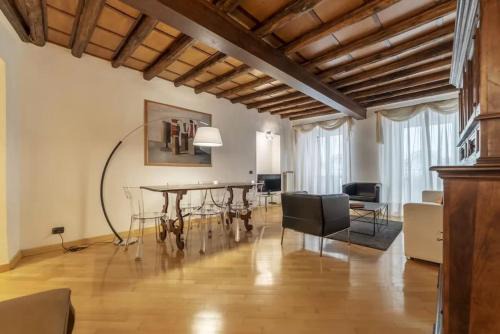 Rione VIII Sant'Eustachio Apartment | Live Roma - Luxury Pantheon View