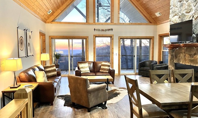 Jasper Ski Chalet | Live the High Life! Views, Hot Tub, Pup Friendly!