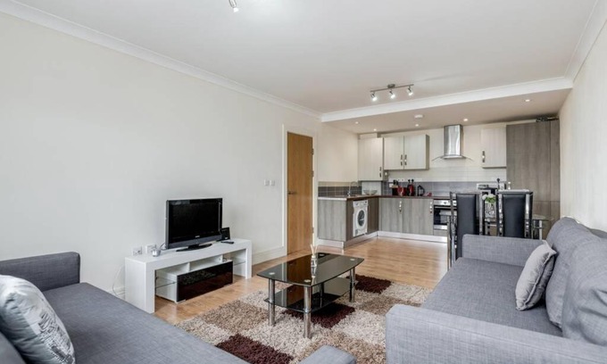 Whitechapel Apartment | Liverpool Street 3 Bedrooms 2 Bathrooms up to 8!