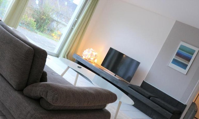 Halver Apartment | LIVING . Bungalow mit großem Garten .