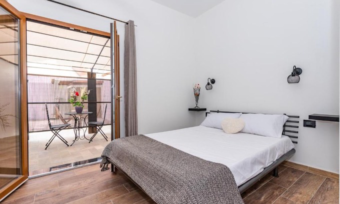 Pirri Bed & Breakfast | Living G Room
