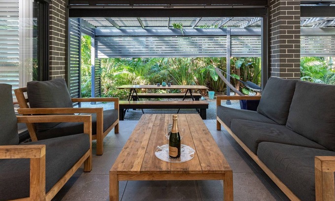 Elizabeth Beach House | Lizzie Bliss Beach Luxury - Entertainer's Delight - Pet Friendly - Full Linen