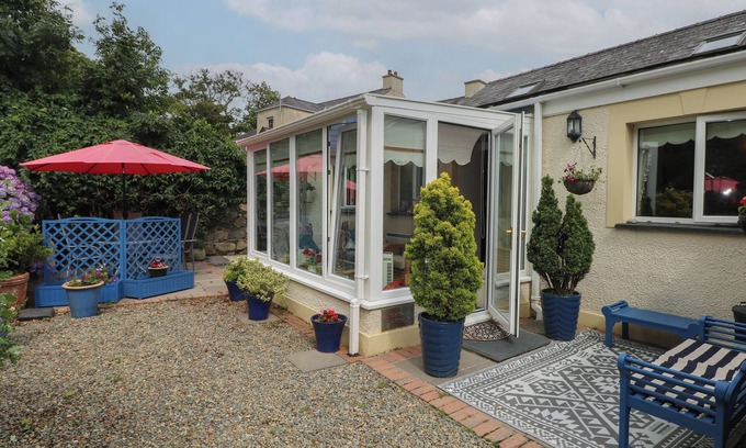 Castlemorris Cottage | LLAETHDY COTTAGE, pet friendly, with a garden in Letterston