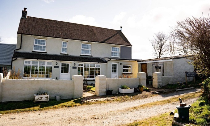 Carnhedryn House | Llety Farmhouse - Pembrokeshire farmhouse in tranquil St Davids countryside