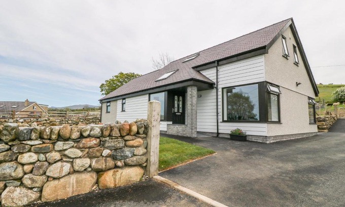 Llanllyfni House | Llwyd Coed Canol