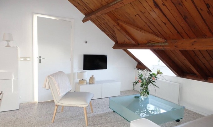 Oostkapelle Apartment | Located 500 m. from the beach 1-4 pers. upstairs apartment, terrace and garden.