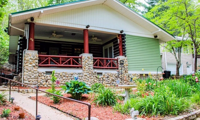 Lake Junaluska Cabin | Located AT LAKE JUNALUSKA! Beautiful Log Cabin, Modern Amenities, WIFI, HD TV
