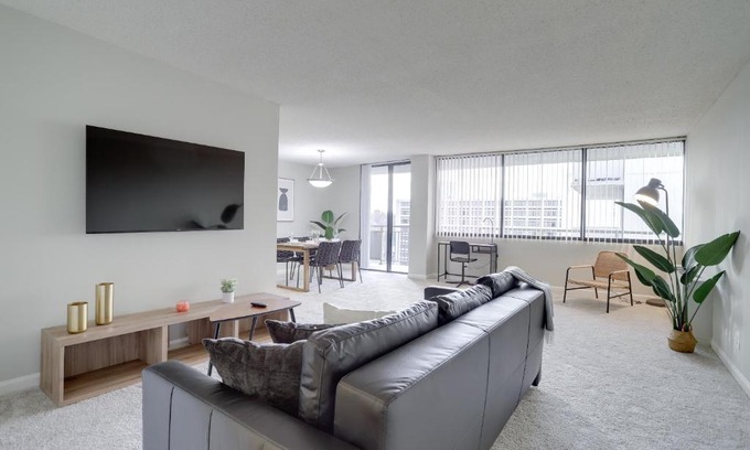 Crystal City Apartment | Located Crystal City Apt with Dazzling Amenities