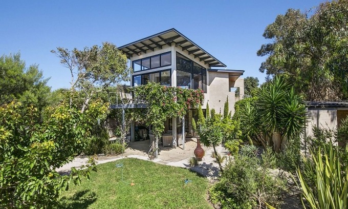 Torquay House | Located in the best area of Central Torquay and set on a large old Torquay block