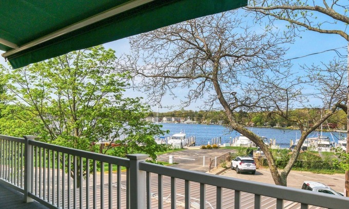 Saugatuck House | Located in the heart of downtown Saugatuck, Tootsie's Place offers spectacular