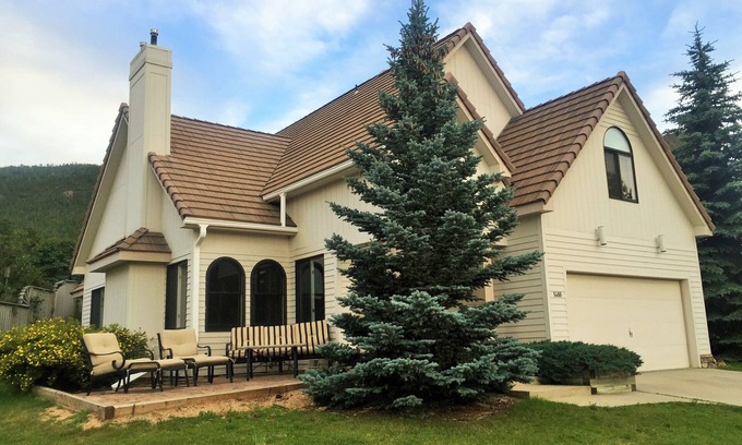 Estes Park House | Located on Estes Park 18 Hole Golf Course