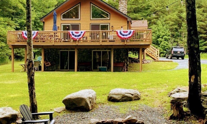Hunter House | Located within 10 minutes from both Windham Mountain and Hunter Mountain!