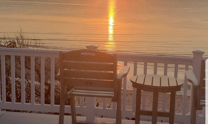Villas House | LOCATION, LOCATION - BEACHFRONT n3 night min discounts for weekly stay.