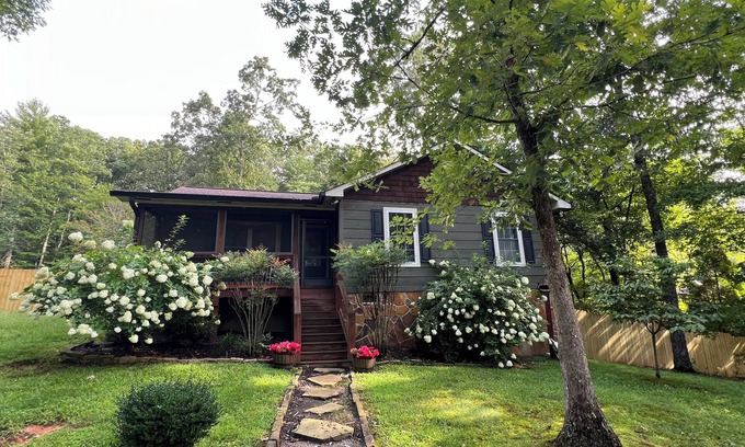 Blue Ridge Cottage | LOCATION LOCATION LOCATION!