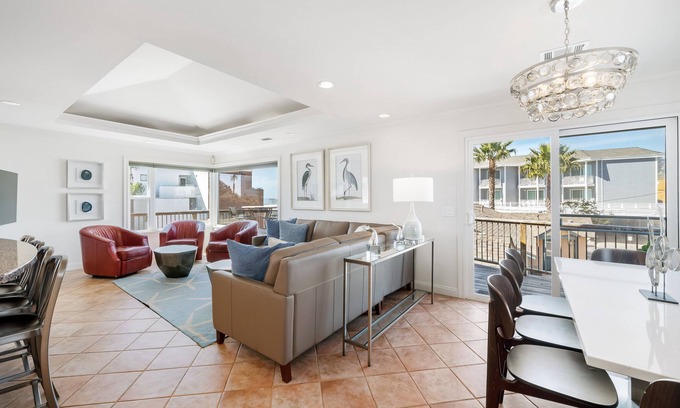 Downtown House | LOCATION, LOCATION, LOCATION - 4 Bedroom House with Ocean Views and steps pier!