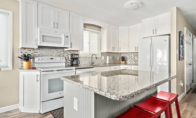 South End House | LOCATION LOCATION South End Beach Retreat! STEPS TO BEACH!