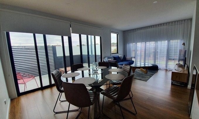 Geelong House | Location Location! Spacious 2-storey townhouse