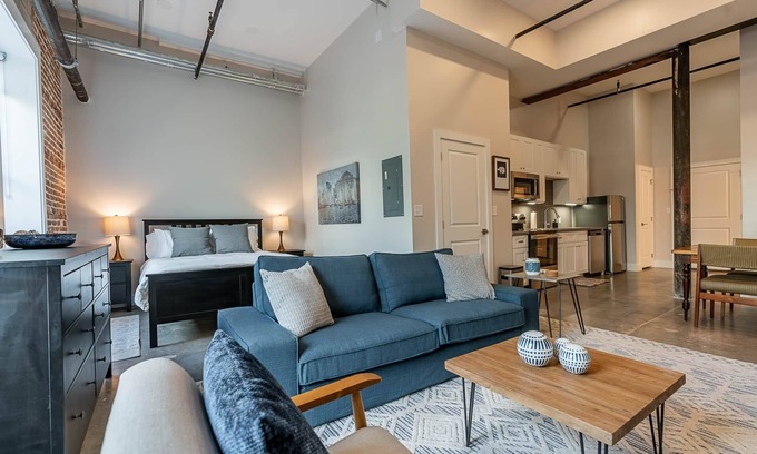 Galveston Condo | Location Location! Walk to everything! 1 BDRM/1 BA in Historic Strand, Sleeps 4!