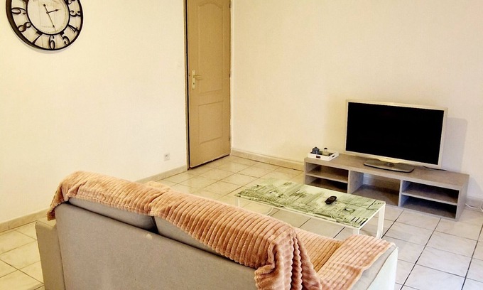 Lodeve Apartment | Lodève in the heart of downtown