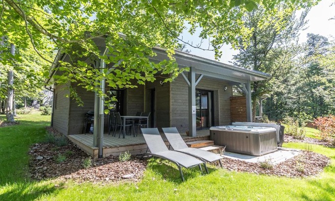 Le Chambon-sur-Lignon House | Lodge avec bain à remous privatif, piscine, salle de sport et aire de jeux au bord du golf de Chambon - FR-1-582-370