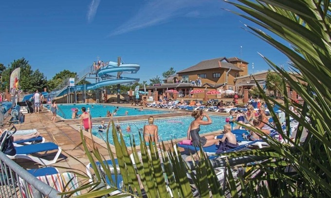 Dawlish Cabin | Lodge sleeping up to six guests in three bedrooms, one double and two twin along with family bathroo
