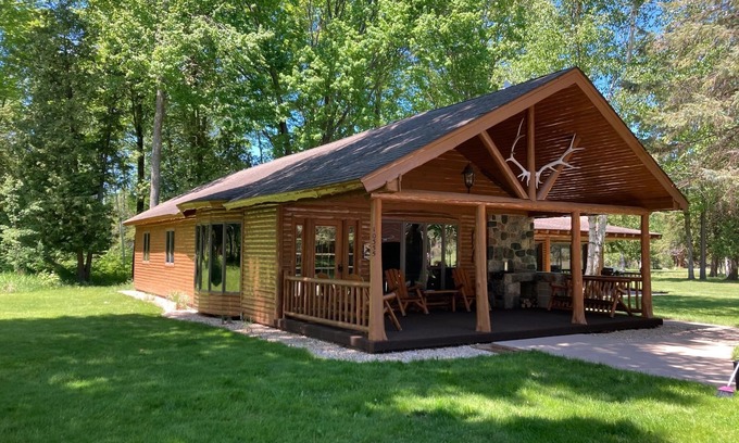 Williamsburg Cabin | Lodge Sleeps 10 People - 4.5 miles to Traverse City Horse Shows