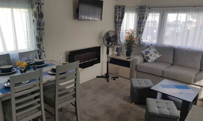 Clacton-on-Sea Cabin | Lodge, Sleeps 8- Parking, Wifi, Campsite Amenities