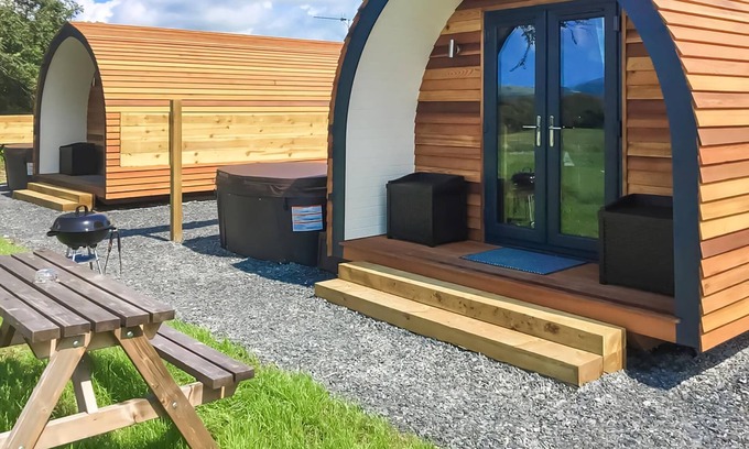 Criccieth Ski Chalet | Lodge with one double, one twin and one with bunks.