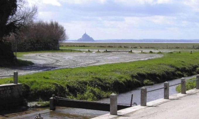 Genets House | Lodging 7 in front of the Mont Saint Michel bay