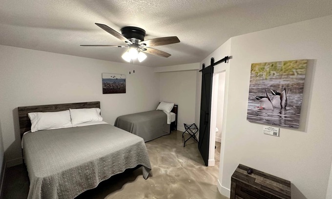 Mound City Apartment | Loess Hills Lodge - Room 3