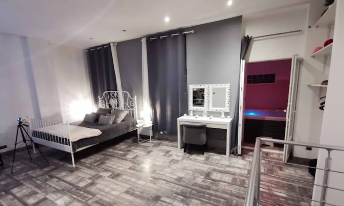 4th Arrondissement Condo | Loft 100 M2 Avec Jacuzzi, Sauna, à 10 Minutes du Vieux Port.marseille 4 ème