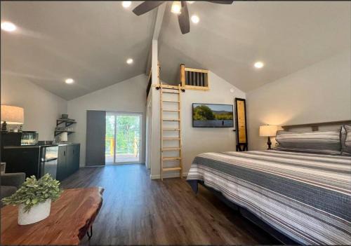 Fruitdale Apartment | Loft Cabin 2 - Rogue River Resort
