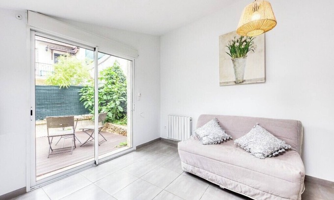 Sainte-Genevieve-des-Bois Apartment | Loft with Mezzanine Bedroom