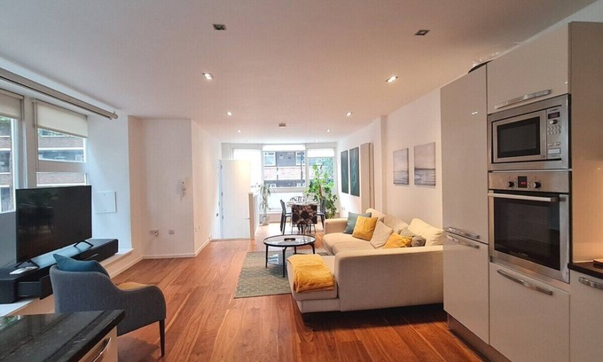 Hoxton House | Loft-style 3 bed apartment in Hoxton London!