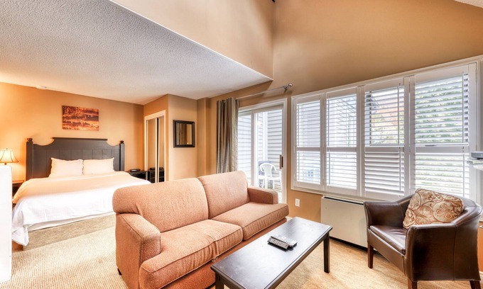 Craigleith House | Loft w/deck & shared seasonal pool/year-walk to lifts, dogs OK