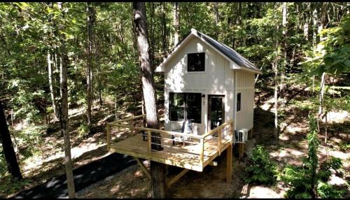 Groveoak House | Lofted Romantic Tree House Immersed in Nature in Alabama