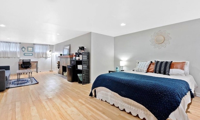 Sunnyside Apartment | Loftium | Cozy 2 Bed Suite in Quiet Sunnyside Neighborhood