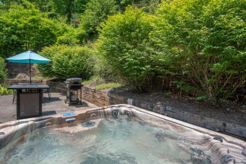 Fleetwood House | Log Cabin between Boone & J - Hot Tub - Private - Gas Fireplace - One Level