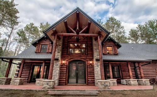 Hazelhurst House | Log Cabin Elegance: Your Private Haven on 5 Acres of Hazelhurst Waterfront
