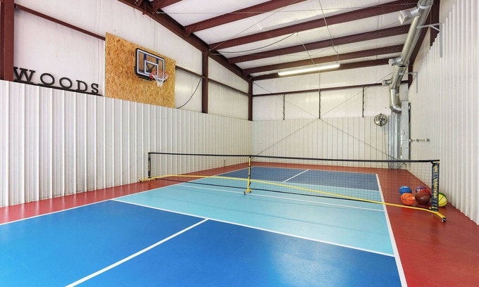 Kimberling City House | Log cabin-hot tub, game garage, indoor pickleball