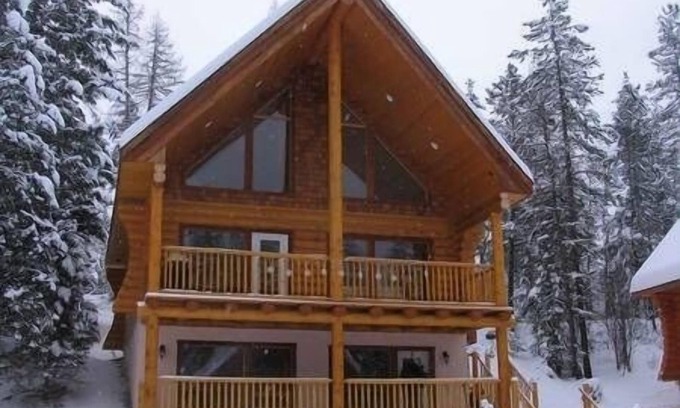 East Kootenay Cabin | Log cabin in the woods