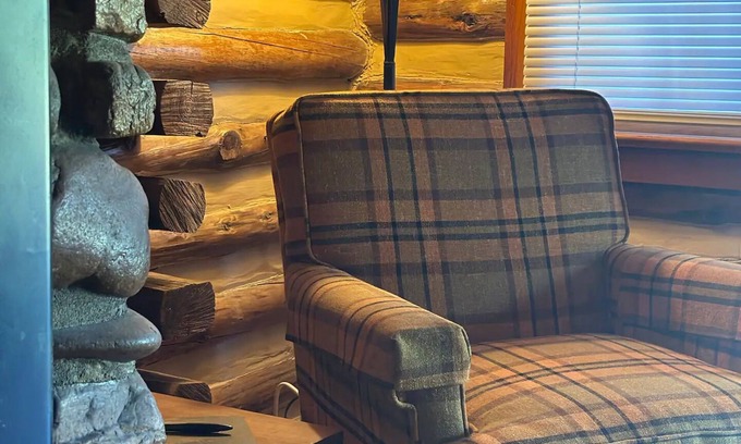 Callands-Gretna House | Log Cabin Retreat/Pet Friendly: Lake, Golf & Wine
