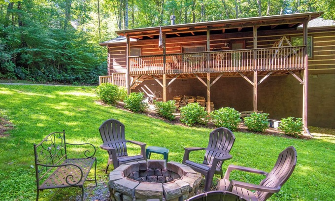 Fleetwood Cabin | Log Cabin with 2 Primary Suites + Hot Tub + Fire Pit + Covered Porch