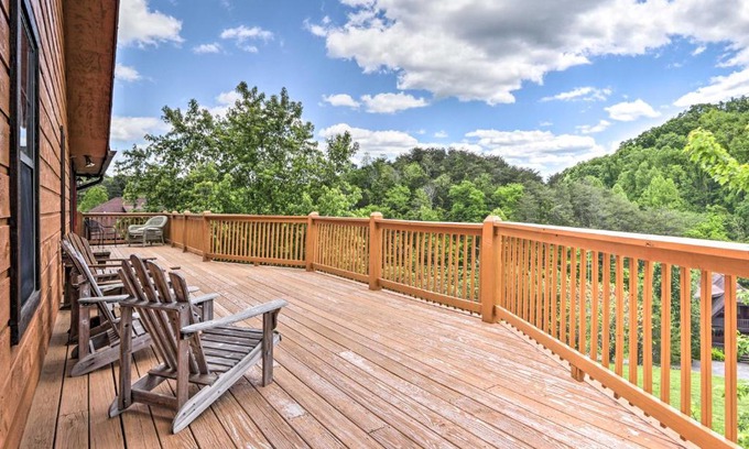 Sevierville House | Log Cabin with Deck and Hot Tub 5 Mi to Dollywood!