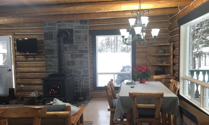 Otter Lake Ski Chalet | Log chalet at only 75 minutes from Ottaw