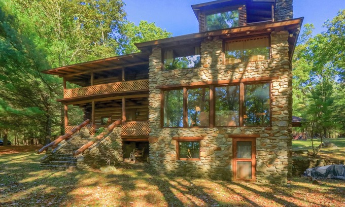 Clarion Cabin | Log Home -WiFi-Pet Friendly-Pavilion