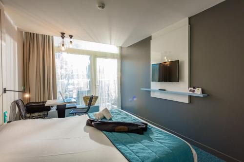 Balaruc-les-Bains Hotel | Logis Hôtel Les Pins - Opéralia