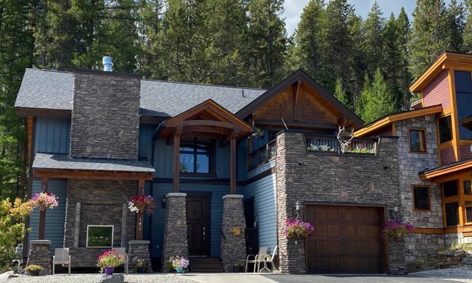 East Kootenay House | Logues Lodge Kimberley Chalet @ Ski Hill & across from Trickle Creek Golf Course